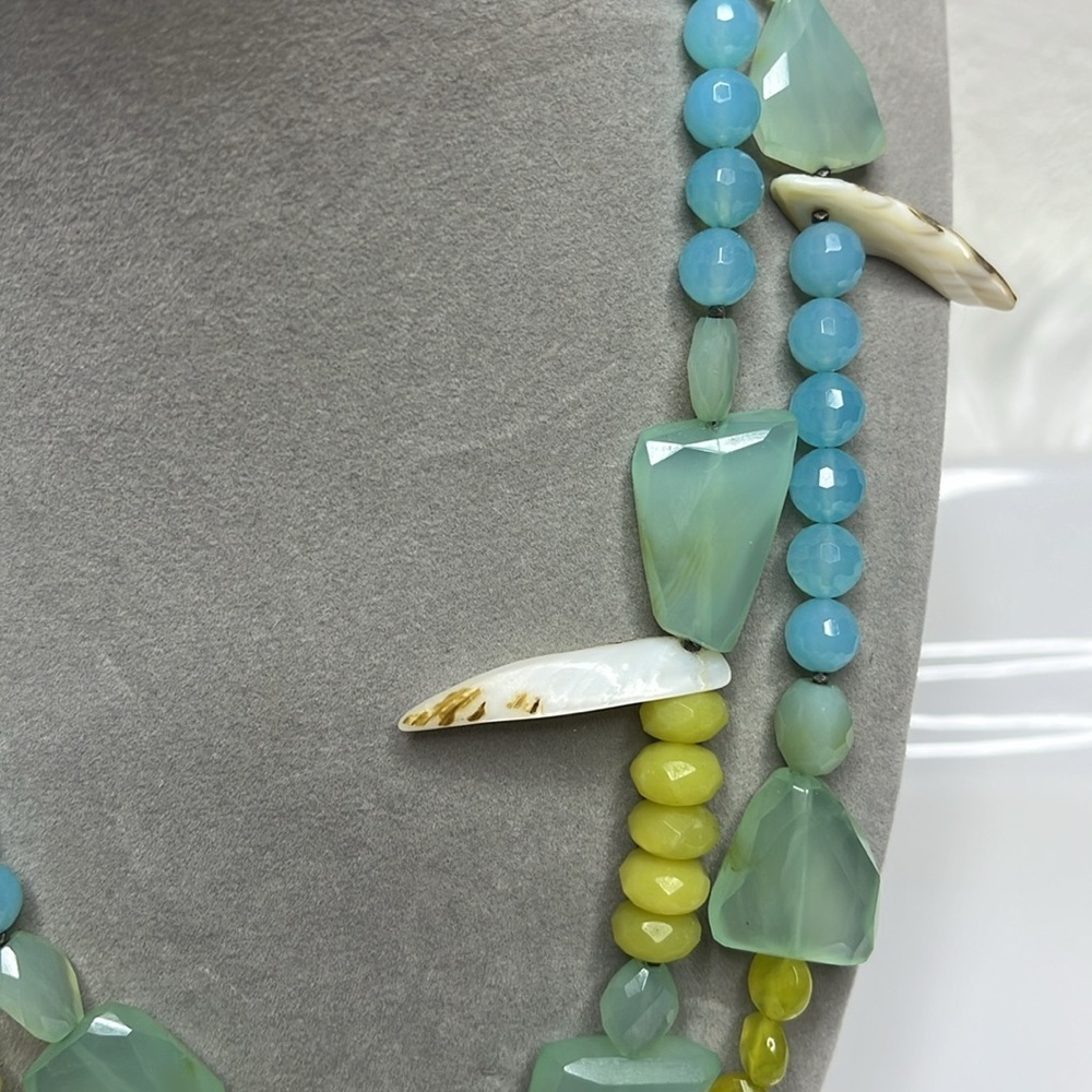 Elegant Multicolor Shell Necklace - Picture 9 of 11